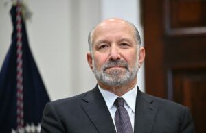 Адміністрація Трампа висловила занепокоєння щодо закупівлі Apple китайських мікросхем пам’яті У Трампа звернулися до Apple із закликом не купувати мікросхеми у Китаю
