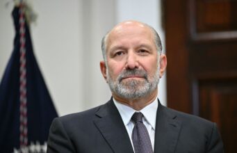Адміністрація Трампа висловила занепокоєння щодо закупівлі Apple китайських мікросхем пам’яті У Трампа звернулися до Apple із закликом не купувати мікросхеми у Китаю