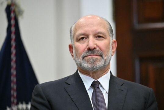Адміністрація Трампа висловила занепокоєння щодо закупівлі Apple китайських мікросхем пам’яті У Трампа звернулися до Apple із закликом не купувати мікросхеми у Китаю
