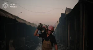 У Києві ліквідували наслідки ворожого обстрілу: зруйнована “Петрівка” У-Києві-рятувальники-ліквідували-наслідки-ворожого-обстрілу-і-показали-зруйновану-"Петрівку"