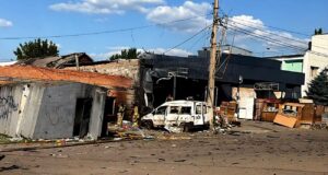 Удар безпілотника в Краматорську: одна жертва та шестеро поранених Росіяни вдарили дроном по пошті в Краматорську, є загиблий і поранені