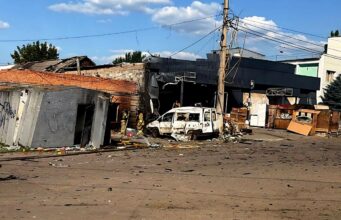Удар безпілотника в Краматорську: одна жертва та шестеро поранених Росіяни вдарили дроном по пошті в Краматорську, є загиблий і поранені