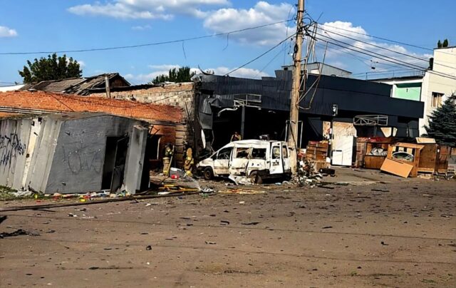 Удар безпілотника в Краматорську: одна жертва та шестеро поранених Росіяни вдарили дроном по пошті в Краматорську, є загиблий і поранені