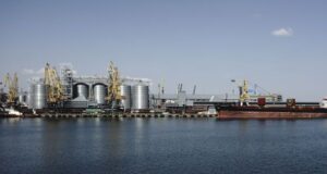 Вогонь і жертви: РФ атакувала порт Одещини, під ударом опинилося цивільне судно — моторошні наслідки Вогонь-і жертви:-РФ атакувала-порт-Одещини,-під-ударом-опинилося-цивільне-судно —-моторошні-наслідки