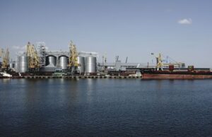 Вогонь і жертви: РФ атакувала порт Одещини, під ударом опинилося цивільне судно — моторошні наслідки Вогонь-і жертви:-РФ атакувала-порт-Одещини,-під-ударом-опинилося-цивільне-судно —-моторошні-наслідки