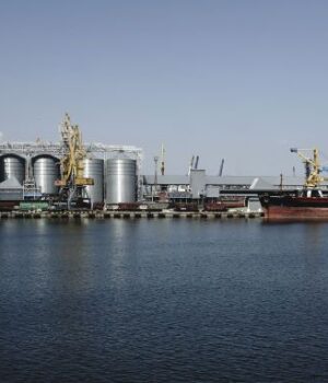 Вогонь-і жертви:-РФ атакувала-порт-Одещини,-під-ударом-опинилося-цивільне-судно —-моторошні-наслідки