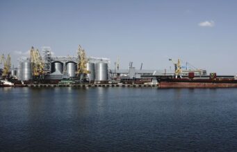 Вогонь і жертви: РФ атакувала порт Одещини, під ударом опинилося цивільне судно — моторошні наслідки Вогонь-і жертви:-РФ атакувала-порт-Одещини,-під-ударом-опинилося-цивільне-судно —-моторошні-наслідки