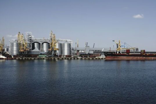 Вогонь і жертви: РФ атакувала порт Одещини, під ударом опинилося цивільне судно — моторошні наслідки Вогонь-і жертви:-РФ атакувала-порт-Одещини,-під-ударом-опинилося-цивільне-судно —-моторошні-наслідки