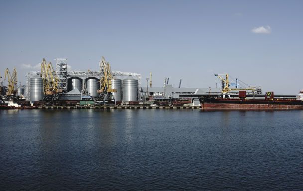 Вогонь і жертви: РФ атакувала порт Одещини, під ударом опинилося цивільне судно — моторошні наслідки Вогонь-і жертви:-РФ атакувала-порт-Одещини,-під-ударом-опинилося-цивільне-судно —-моторошні-наслідки