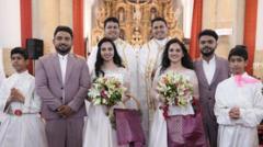 Брати-близнюки-одружилися-з-сестрами-близнючками.-Весілля-провели-священники-близнюки Брати-близнюки-одружилися-з-сестрами-близнючками.-Весілля-провели-священники-близнюки