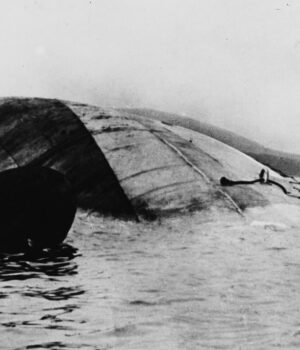 У-1919-році-німці-затопили-власний-флот,-і-через-100-років-його-сталь-стала-дуже. У-1919-році-німці-затопили-власний-флот,-і-через-100-років-його-сталь-стала-дуже.