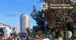 У Києві моторошна ДТП: авто на шаленій швидкості влетіло у зупинку із людьми — є жертви (фото, відео) У Києві-моторошна-ДТП:-авто-на шаленій-швидкості-влетіло-у зупинку-із людьми —-є жертви-(фото,-відео)