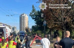 У Києві моторошна ДТП: авто на шаленій швидкості влетіло у зупинку із людьми — є жертви (фото, відео) У Києві-моторошна-ДТП:-авто-на шаленій-швидкості-влетіло-у зупинку-із людьми —-є жертви-(фото,-відео)