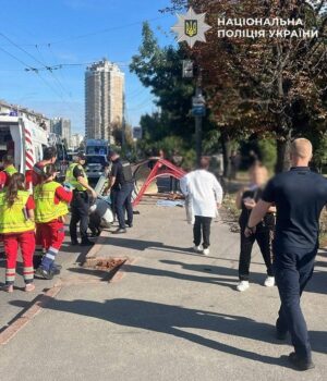 У Києві-моторошна-ДТП:-авто-на шаленій-швидкості-влетіло-у зупинку-із людьми —-є жертви-(фото,-відео) У Києві-моторошна-ДТП:-авто-на шаленій-швидкості-влетіло-у зупинку-із людьми —-є жертви-(фото,-відео)