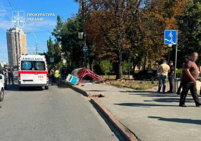 ДТП у Києві: дві загиблі та чотири постраждалі внаслідок аварії на зупинці ДТП-на-зупинці-у-Києві:-двоє-загиблих,-4-поранених,-водія-затримали