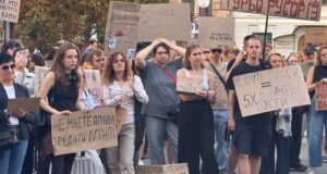 Під Радою мітингують за повернення Федорова на посаду міністра оборони Під Радою мітингують за повернення Федорова на посаду міністра оборони