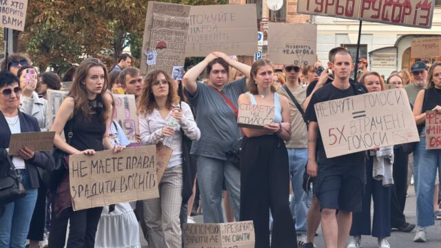 Під Радою мітингують за повернення Федорова на посаду міністра оборони Під Радою мітингують за повернення Федорова на посаду міністра оборони