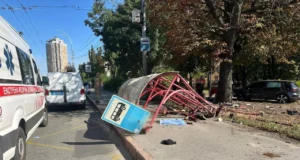 ДТП у Києві: водію Volkswagen оголосили підозру після зіткнення з маршруткою Водію-volkswagen-повідомили-про-підозру-за-ДТП-на-зупинці-в-Києві