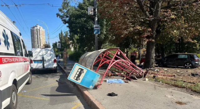 ДТП у Києві: водію Volkswagen оголосили підозру після зіткнення з маршруткою Водію-volkswagen-повідомили-про-підозру-за-ДТП-на-зупинці-в-Києві