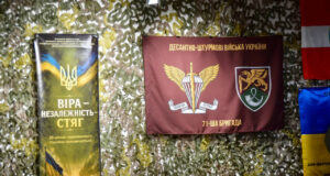 Прапори бригад та історії капеланів: у Луцьку діє виставка «Віра – Незалежність – Стяг» Прапори-бригад-та-історії-капеланів:-у-Луцьку-діє-виставка-«Віра-–-Незалежність-–-Стяг»