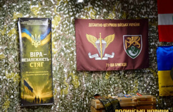 Прапори бригад та історії капеланів: у Луцьку діє виставка «Віра – Незалежність – Стяг» Прапори-бригад-та-історії-капеланів:-у-Луцьку-діє-виставка-«Віра-–-Незалежність-–-Стяг»