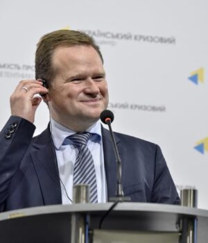Між-заявами-і-голосуваннями:-ЗМІ-розповіли-про-суперечливу-політичну-біографію-Франка-Швабе Між-заявами-і-голосуваннями:-ЗМІ-розповіли-про-суперечливу-політичну-біографію-Франка-Швабе