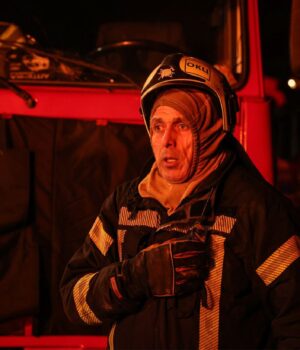 Нічний обстріл Києва: у Дарницькому районі загорівся склад, є загиблий та поранені