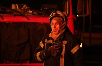Російські удари по Києву: жертви та наслідки обстрілів Нічний обстріл Києва: у Дарницькому районі загорівся склад, є загиблий та поранені