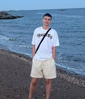 «Щоб-знали-про-повітряну-тривогу»-Підліток-із-Краматорська-створив-розумний-браслет-для-людей-з-порушенням. «Щоб-знали-про-повітряну-тривогу»-Підліток-із-Краматорська-створив-розумний-браслет-для-людей-з-порушенням.