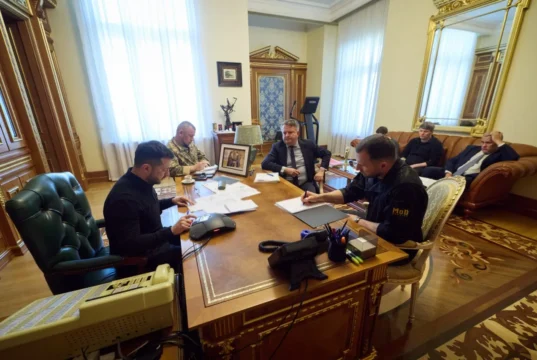 Зеленський і Макрон домовилися прискорити постачання зброї Зеленський і Макрон домовилися прискорити постачання зброї