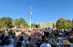 Церемонія підняття державного прапора та вручення відзнак у Нововолинську День-Державного-Прапора-України:-в-Нововолинську-вручили-почесні-відзнаки-родинам-полеглих-Героїв