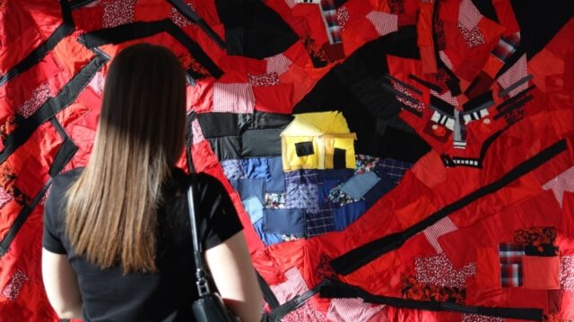 Виставка Катерини Беслік: Пам’ять про Гуляйполе в часи війни Зберегти-Гуляйполе-у-клаптиках-тканини.-Як-дизайнерка-розповідає-про-зруйнований-дім-через-мистецтво