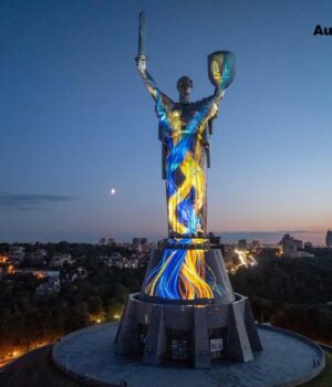 “Символ-сили-і-стійкості”:-СЕО-Автостради-Максим-Шкіль-став-меценатом-артінсталяції-до-35-річчя-незалежності-України