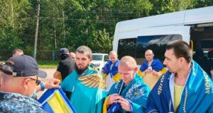 Україна повернула десять військових з полону у Білорусі Україна через Білорусь повернула з полону 10 військових, які вважалися зниклими безвісти