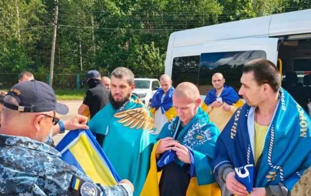 Україна повернула десять військових з полону у Білорусі Україна через Білорусь повернула з полону 10 військових, які вважалися зниклими безвісти