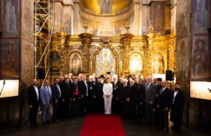 Молитва за мир в Україні в Софійському соборі на День Незалежності У-День-Незалежності-в-Софійському-соборі-відбулася-молитва-за-закінчення-війни-й-за-мир-в.