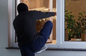 Молодику з Волині, який проник у будинок і поцупив золоті вироби, загрожує до 8 років... Молодику-з-Волині,-який-проник-у-будинок-і-поцупив-золоті-вироби,-загрожує-до-8-років.