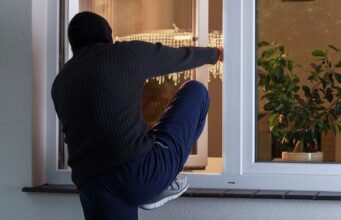 Молодику з Волині, який проник у будинок і поцупив золоті вироби, загрожує до 8 років... Молодику-з-Волині,-який-проник-у-будинок-і-поцупив-золоті-вироби,-загрожує-до-8-років.