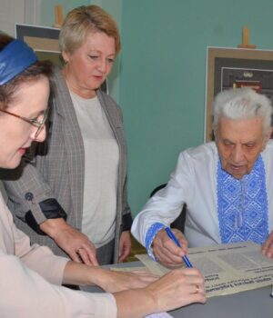 Книги-з-автографами,-Декларація-про-суверенітет-1990-року:-почесний-громадянин-Луцька-передав-до-музею-матеріали.