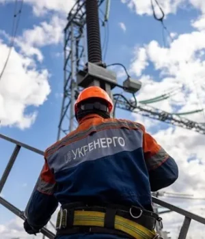 У низці областей України споживачі залишились без світла через обстріли РФ