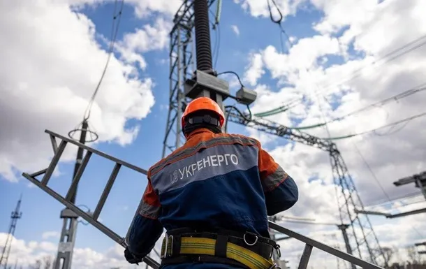 У низці областей України споживачі залишились без світла через обстріли РФ У низці областей України споживачі залишились без світла через обстріли РФ