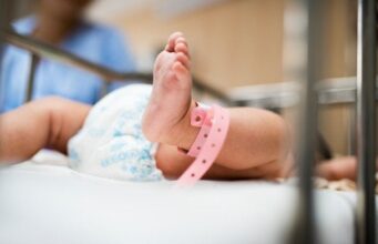 Мама гадала, що дитина пахне млинцями — насправді це був симптом смертельно небезпечної хвороби Мама-гадала,-що-дитина-пахне-млинцями-—-насправді-це-був-симптом-смертельно-небезпечної-хвороби
