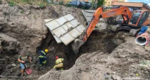 У Тернополі двох робітників засипало землею вони загинули У Тернополі двох робітників засипало землею вони загинули