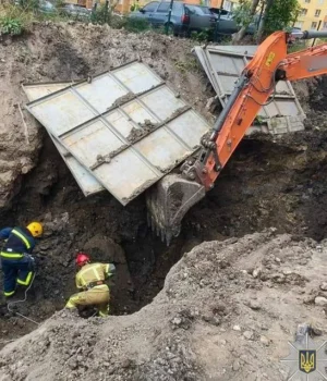 У Тернополі двох робітників засипало землею вони загинули