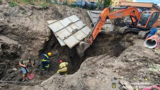 У Тернополі двох робітників засипало землею вони загинули У Тернополі двох робітників засипало землею вони загинули