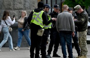 Конфлікт у Тернополі: сутичка між громадянами та представниками ТЦК У Тернополі група людей напала на автомобіль ТЦК: постраждали військові