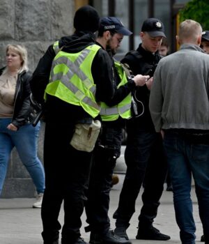 reyd_povistki_politsiya_ukr_viyskovi_perevirka_dokumenti_mobilizatsiya_gettyimages_216a8e291d713e3.jpg У Тернополі група людей напала на автомобіль ТЦК: постраждали військові