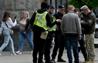 Конфлікт у Тернополі: сутичка між громадянами та представниками ТЦК У Тернополі група людей напала на автомобіль ТЦК: постраждали військові
