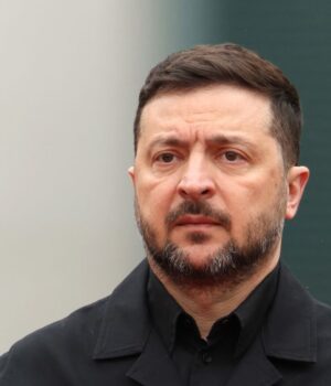 2_zelenskiy__2026_gettyimages_2270796175_56750495db8e7a3ba70fdb52459bf5b1_1280x720.jpg Зеленський під час поїздки на фронт доручив посилити захист Запоріжжя та області