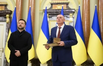 Зеленський відзначив енергетика, який рятував Курахівську ТЕС Зеленський відзначив енергетика, який рятував Курахівську ТЕС